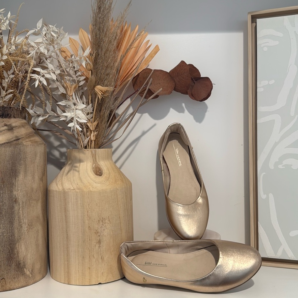 Bibi brand girls gold flats. Size EUR 36 (4-4.5 US)
